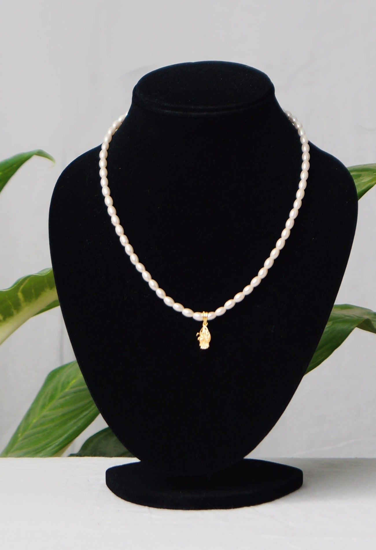 White Amravati Oval Pearls Beads with Micro Gold Plated Pendant-UJ293