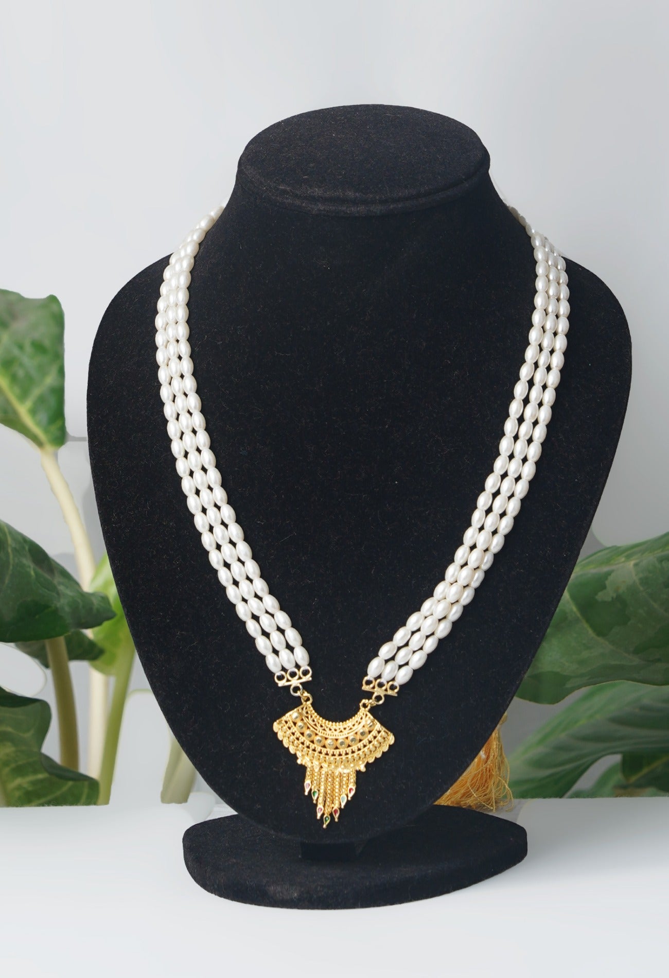 White Amravati Crystal Oval Pearl Beads with Pendent-UJ310