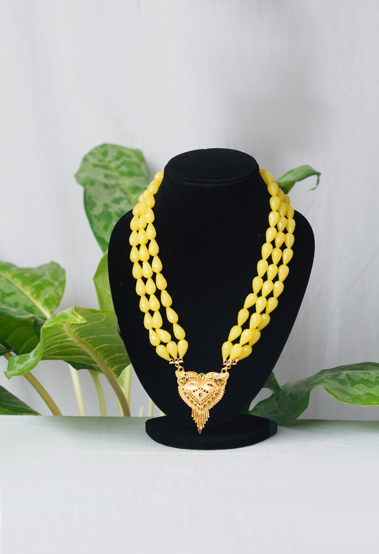 Online Shopping for Yellow Amravati Crystal Oval Long Pearl Beads with Pendent with jewellery from Andhra Pradesh at Unnatisilks.com India
