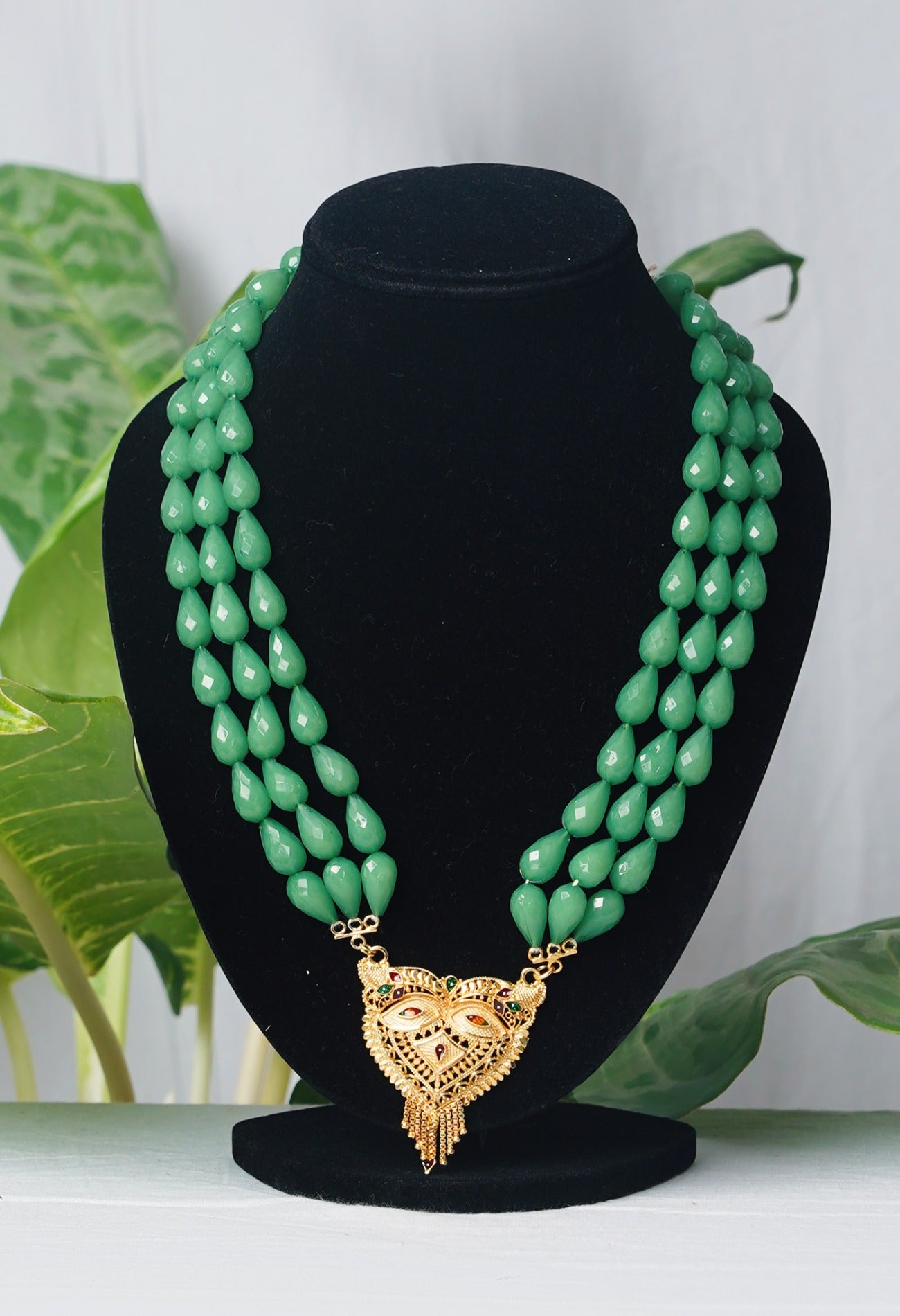 Green Amravati Crystal Oval Long Pearl Beads with Pendent-UJ312