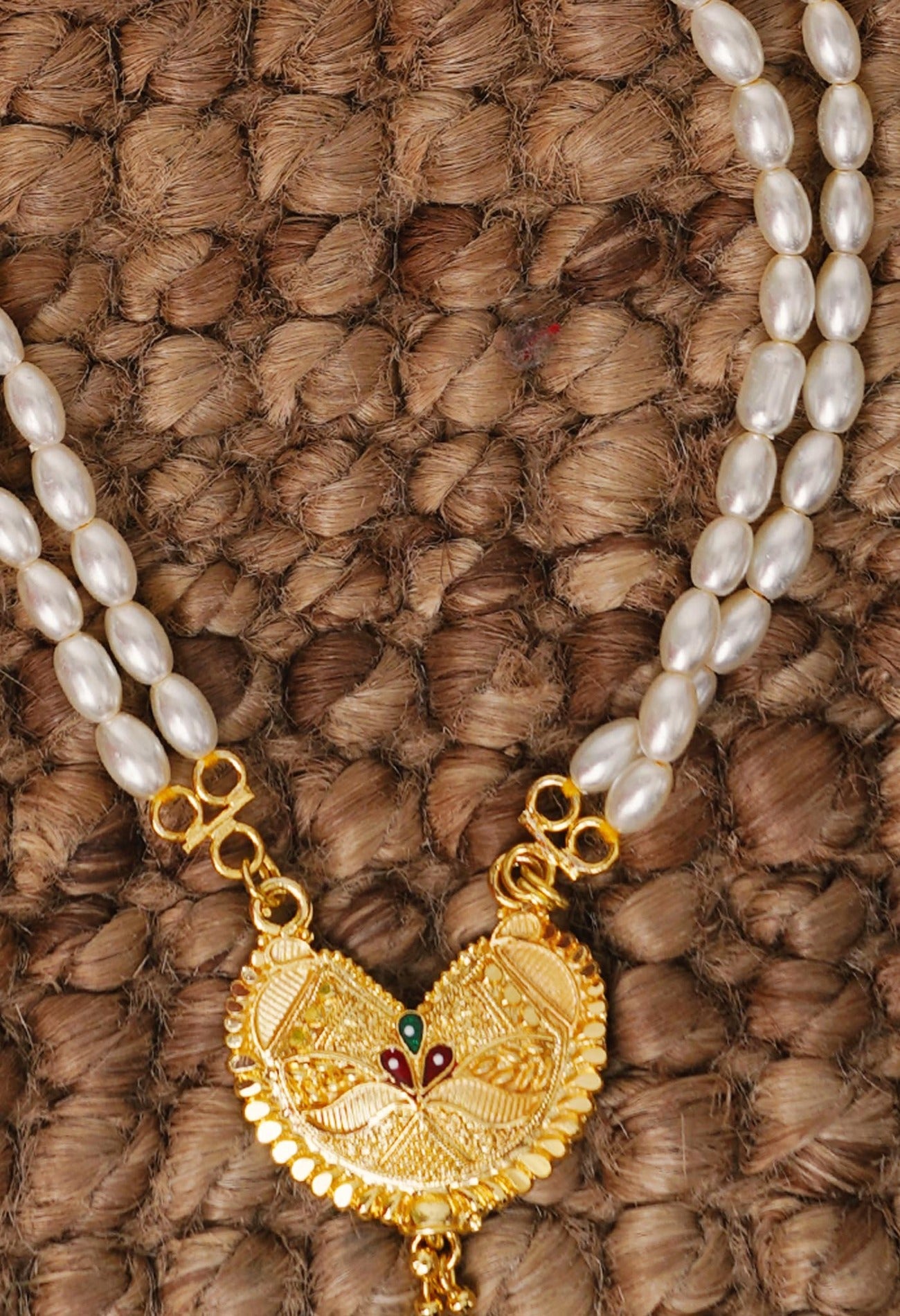 White Amravati Pearls Necklace with Pendent-UJ397