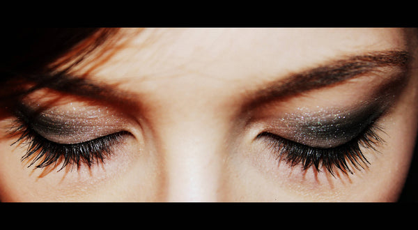 Dazzle this wedding season with smokey eyes