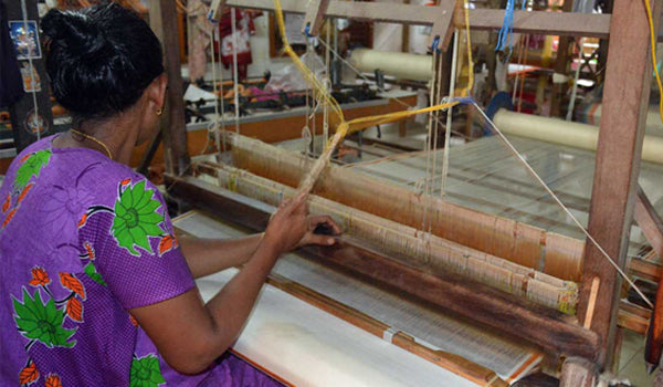 Flood Could destruct their equipments but not their will power – Read How 40 weavers from Kerala have fought against all odds