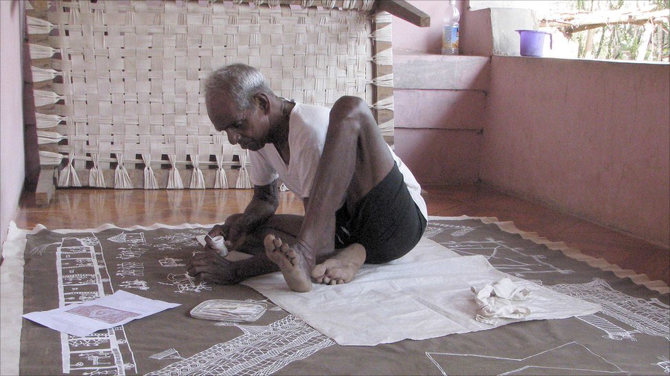 Warli Painting sarees – simple art striking portrayal