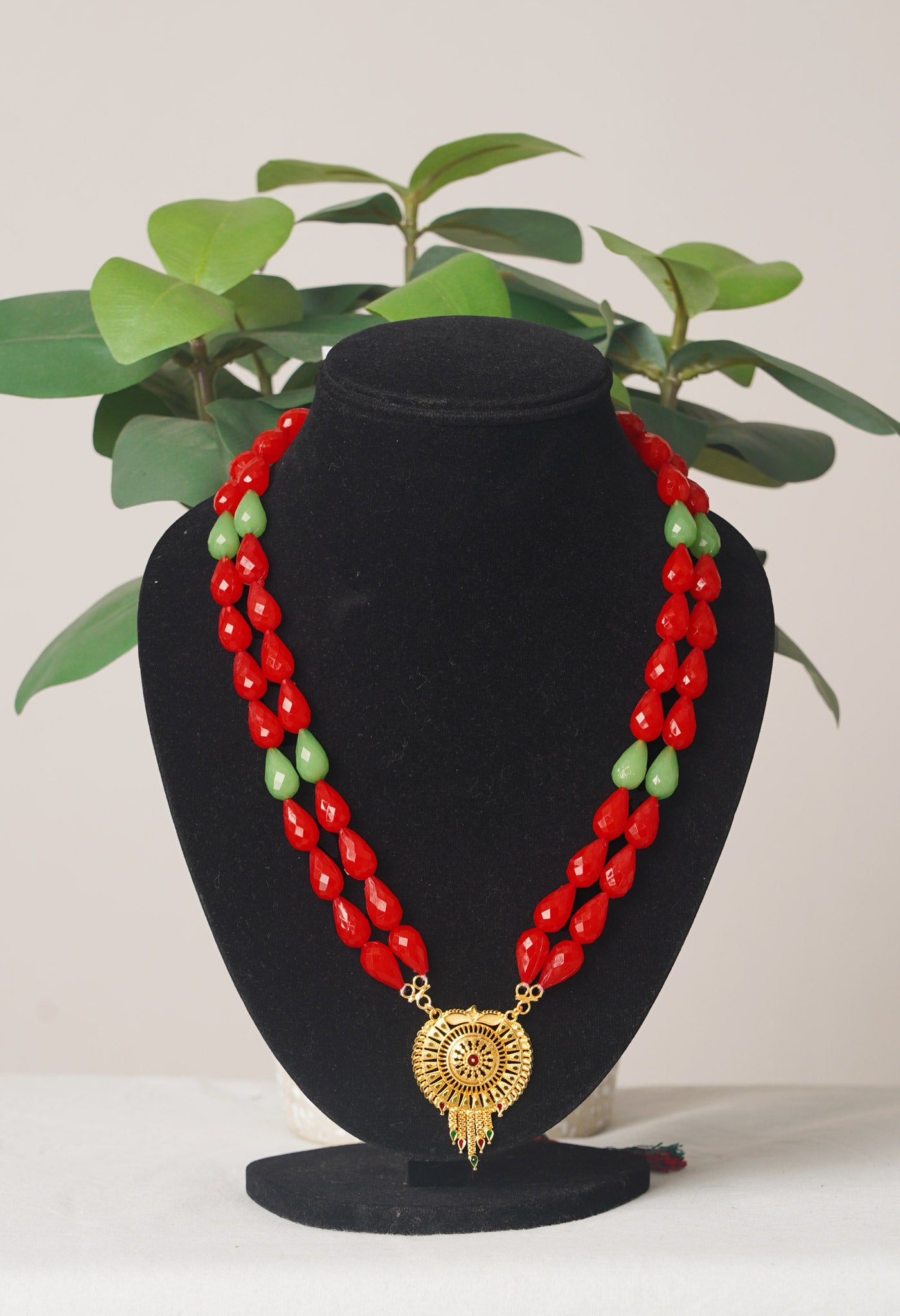 Red-Green Amravati Long Oval Shape Beads with Pendent- UJ450