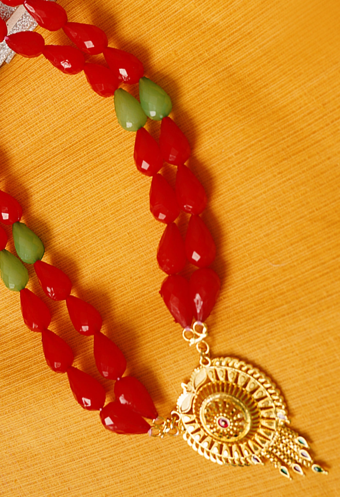 Red-Green Amravati Long Oval Shape Beads with Pendent- UJ450