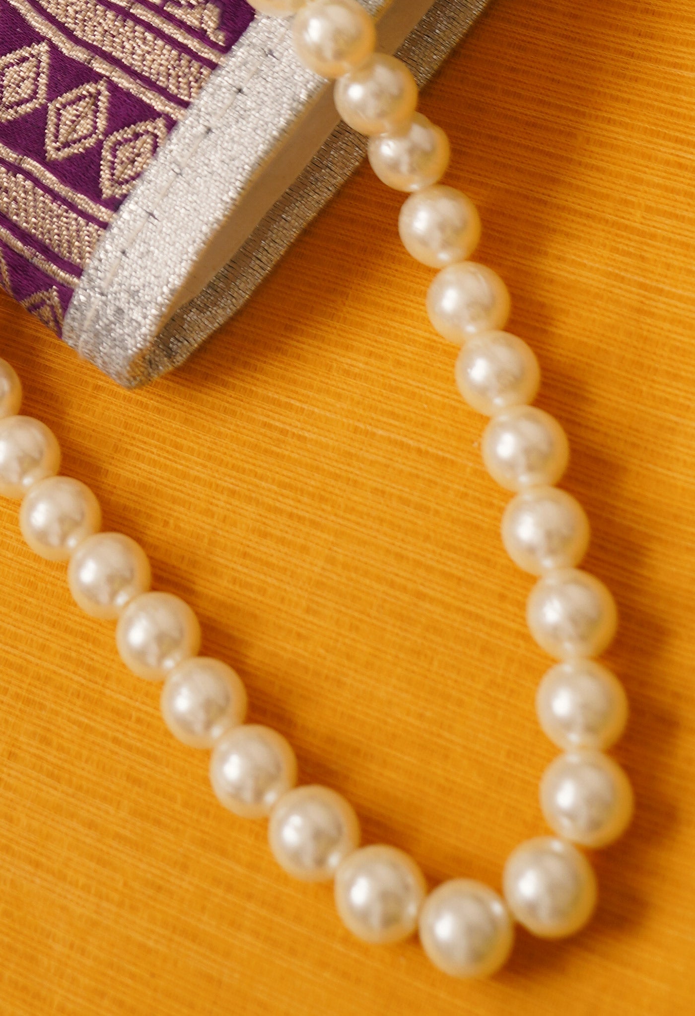 White Amravati Pearls Beads Necklace - UJ458