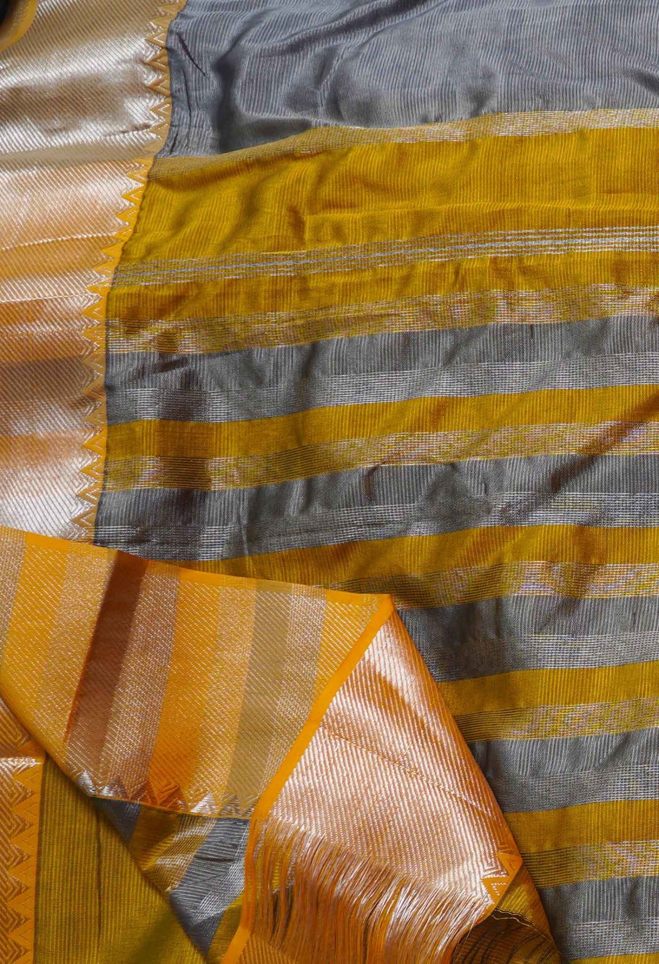 Grey Pure Handloom Mangalgiri Pattu Silk Saree